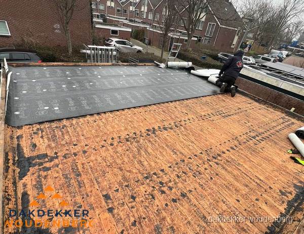 Dakdekker legt onderlaag op plat dak met houten constructie in Woudenberg Dakdekker legt onderlaag op plat dak met houten constructie in Woudenberg