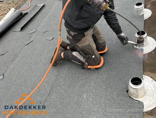 Dakdekker repareert bitumen dakleer bij dakdoorvoer in Woudenberg Dakdekker repareert bitumen dakleer bij dakdoorvoer in Woudenberg