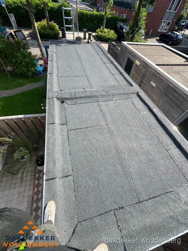 Bitumen plat dak rijtjeswoning vanuit dakdekker perspectief in Woudenberg Bitumen plat dak rijtjeswoning vanuit dakdekker perspectief in Woudenberg