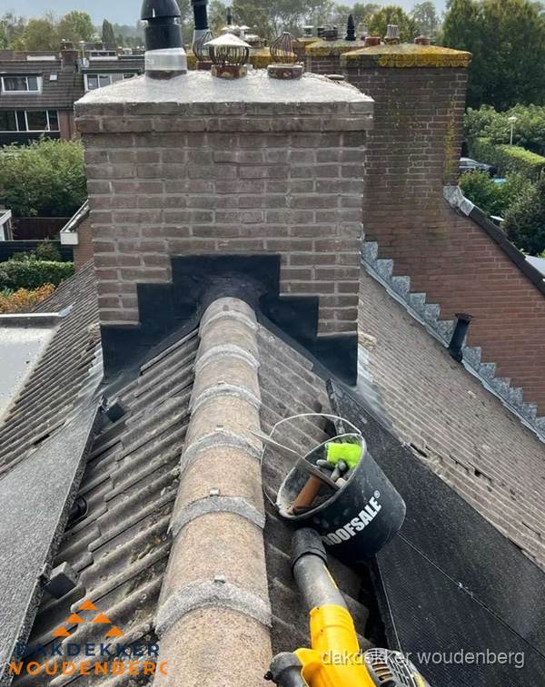 Schoorsteen met loodaansluiting en nokvorst op pannendak in Woudenberg Schoorsteen met loodaansluiting en nokvorst op pannendak in Woudenberg