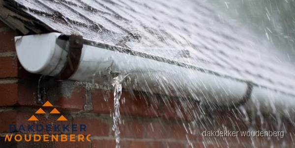 Lekkende dakgoot tijdens regenval in Woudenberg Lekkende dakgoot tijdens regenval in Woudenberg
