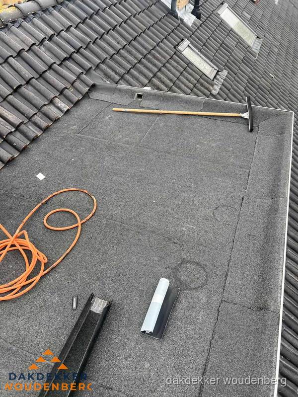 Plat dak reparatie met gereedschap en loodstroken in Woudenberg Plat dak reparatie met gereedschap en loodstroken in Woudenberg