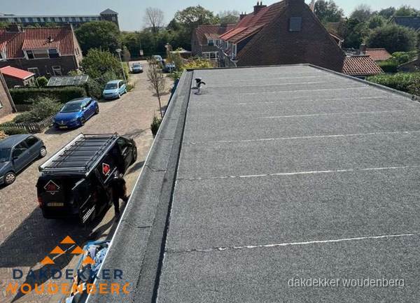 Nieuw bitumen plat dak met uitzicht over woonwijk in Woudenberg Nieuw bitumen plat dak met uitzicht over woonwijk in Woudenberg