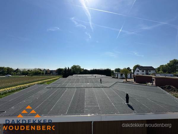 Groot plat dak met bitumen dakbedekking op bedrijfspand in Woudenberg Groot plat dak met bitumen dakbedekking op bedrijfspand in Woudenberg