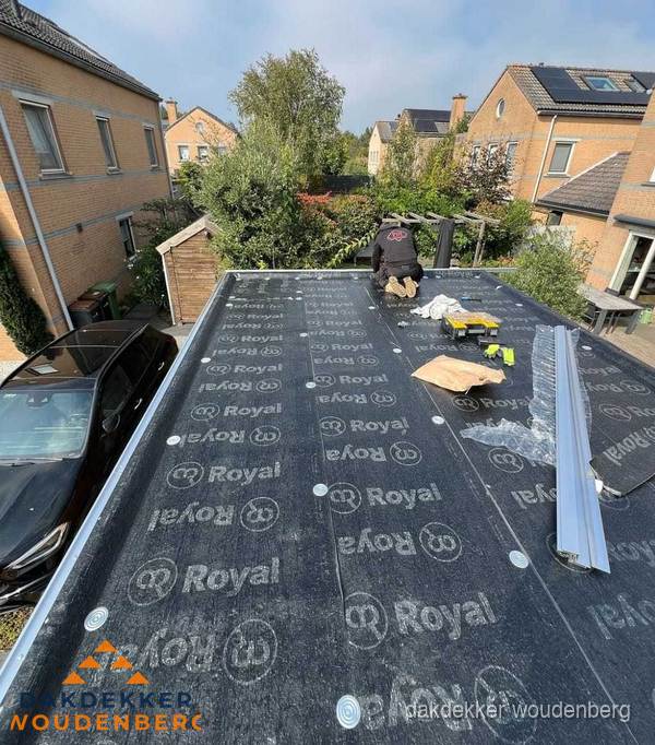 Dakdekker aan het werk op plat dak renovatie in Woudenberg Dakdekker aan het werk op plat dak renovatie in Woudenberg