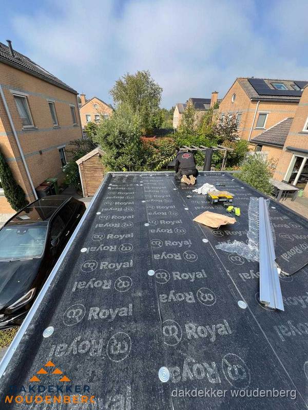 Nieuwe Royal bitumen dakbedekking op plat dak van aanbouw in Woudenberg Nieuwe Royal bitumen dakbedekking op plat dak van aanbouw in Woudenberg